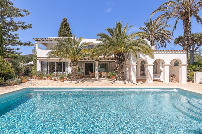 Villa mediterránea con hermoso jardín cerca de la ciudad - 1