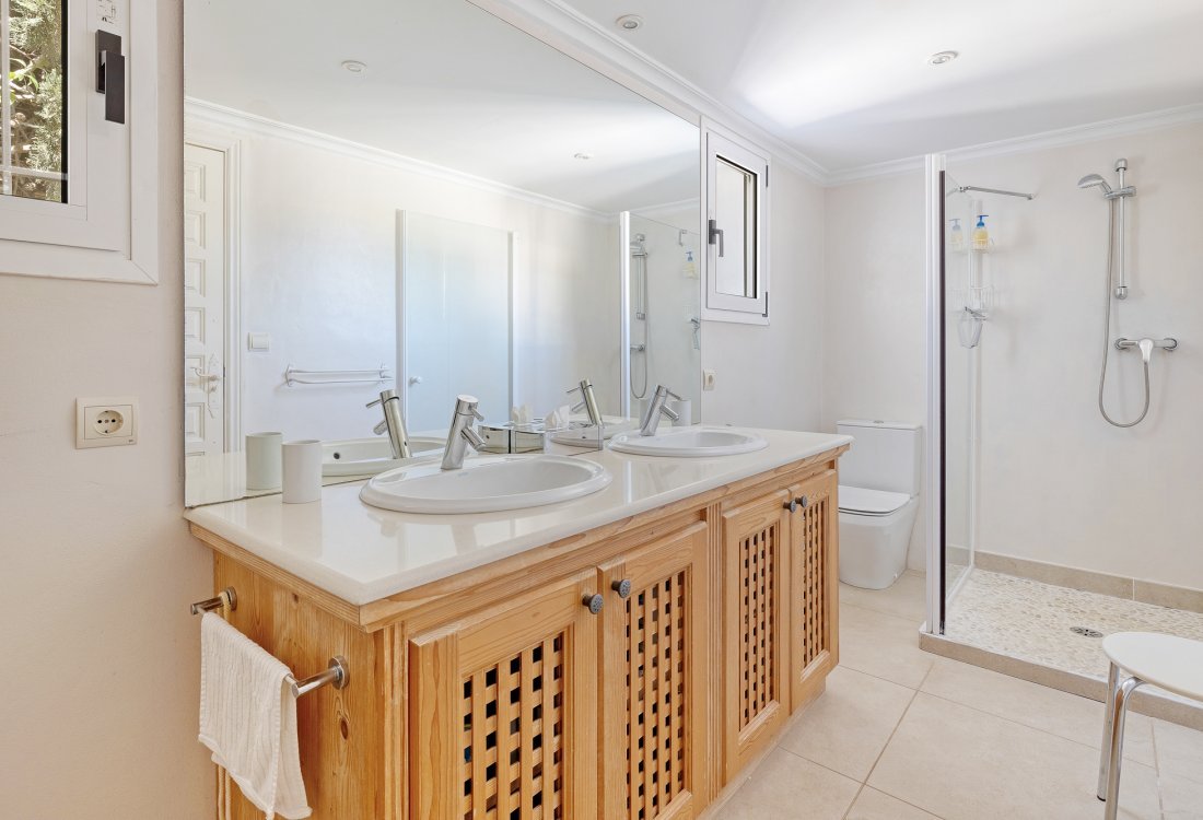 Villa mediterránea con hermoso jardín cerca de la ciudad - 16