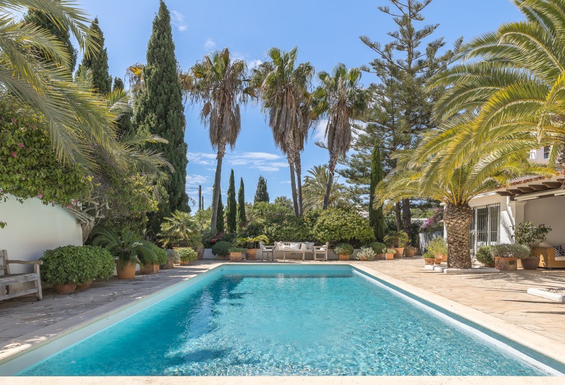 Villa mediterránea con hermoso jardín cerca de la ciudad - 2