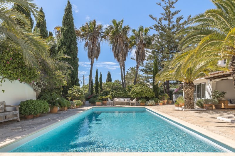 Villa mediterránea con hermoso jardín cerca de la ciudad - 2