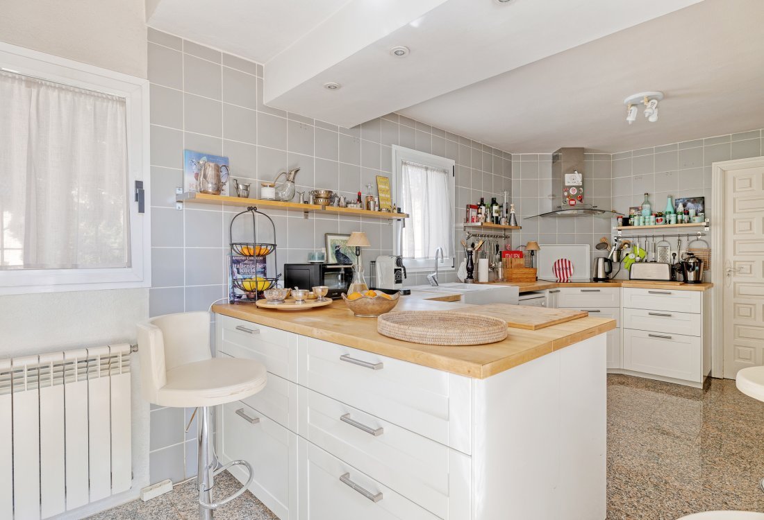 Villa mediterránea con hermoso jardín cerca de la ciudad - 10
