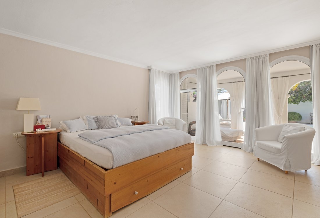 Villa mediterránea con hermoso jardín cerca de la ciudad - 30