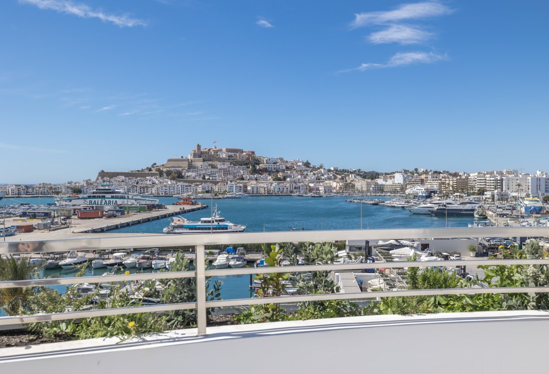 Luxurious Home with an Exceptional Layout - 1