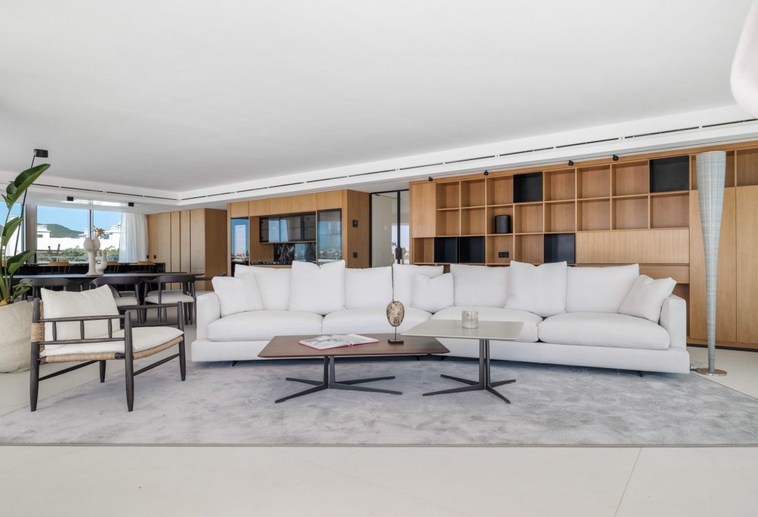 Luxurious Home with an Exceptional Layout - 3