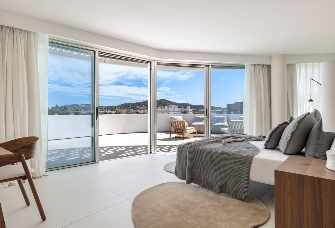 Luxurious Home with an Exceptional Layout - 6