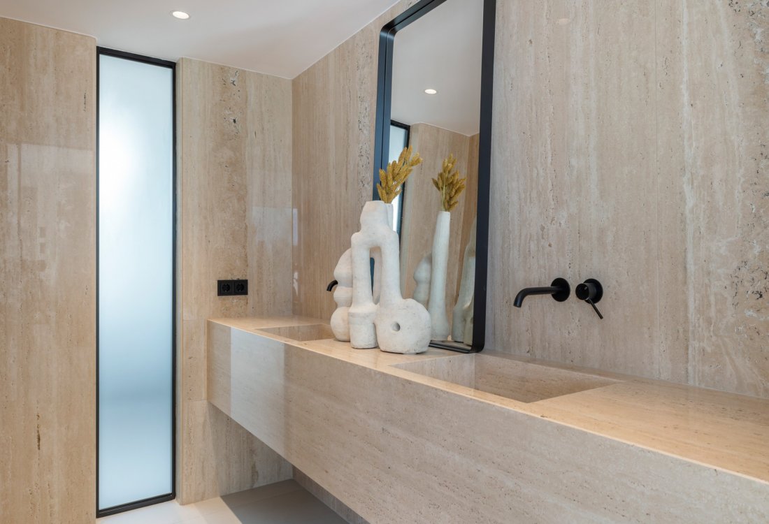 Luxurious Home with an Exceptional Layout - 9