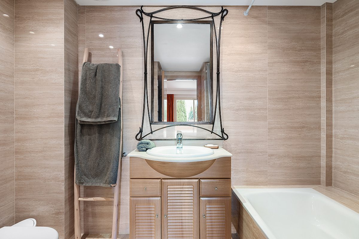 Contemporary apartment with spacious outdoor living area - 8