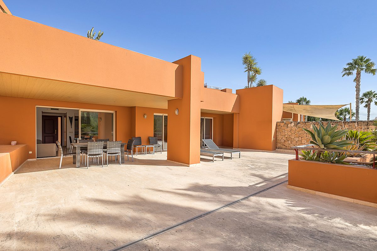 Contemporary apartment with spacious outdoor living area - 2