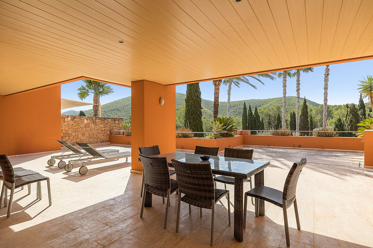 Contemporary apartment with spacious outdoor living area - 11