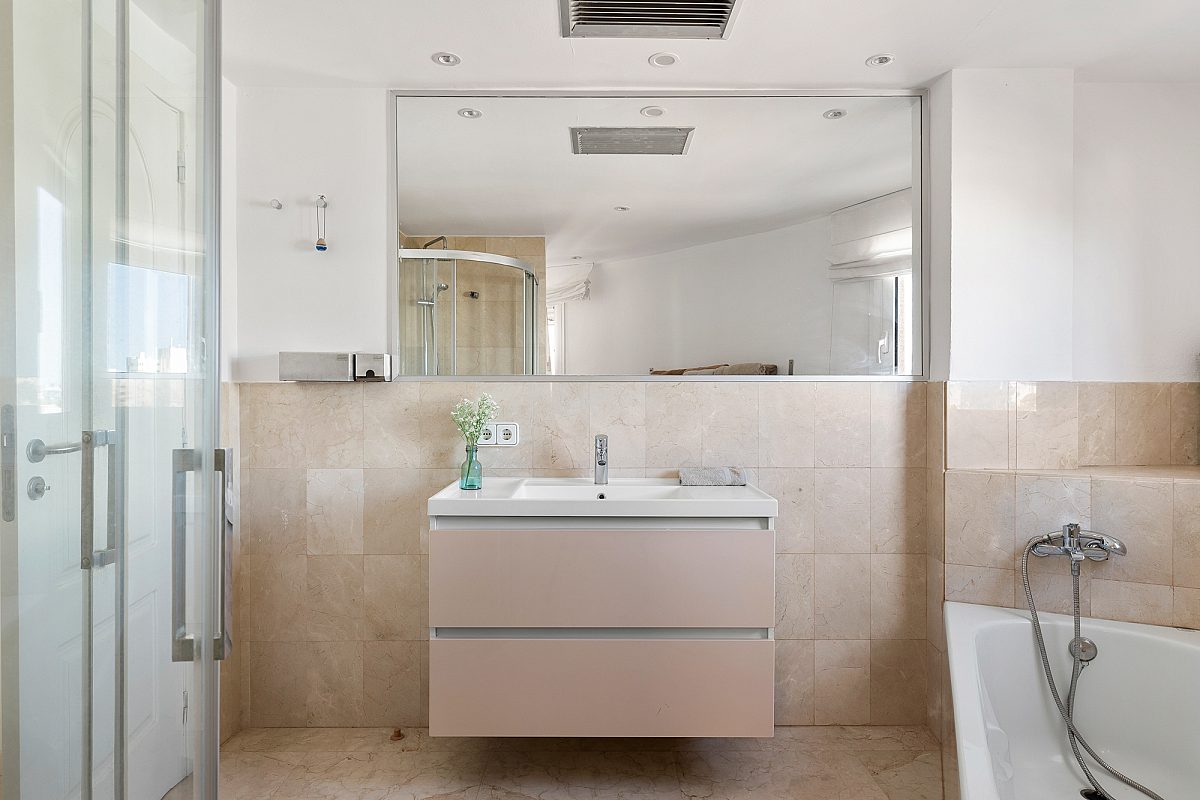 Duplex penthouse offering full-circle views in town - 12
