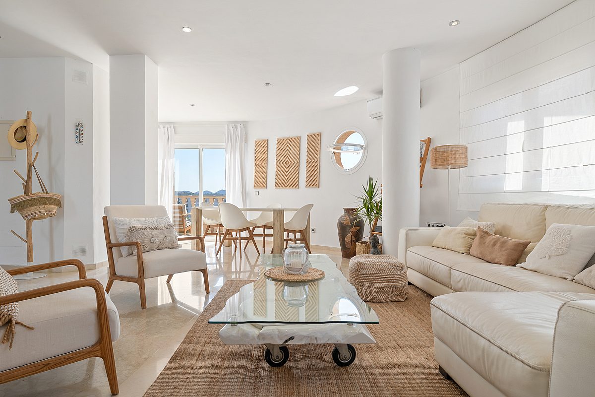 Duplex penthouse offering full-circle views in town - 5