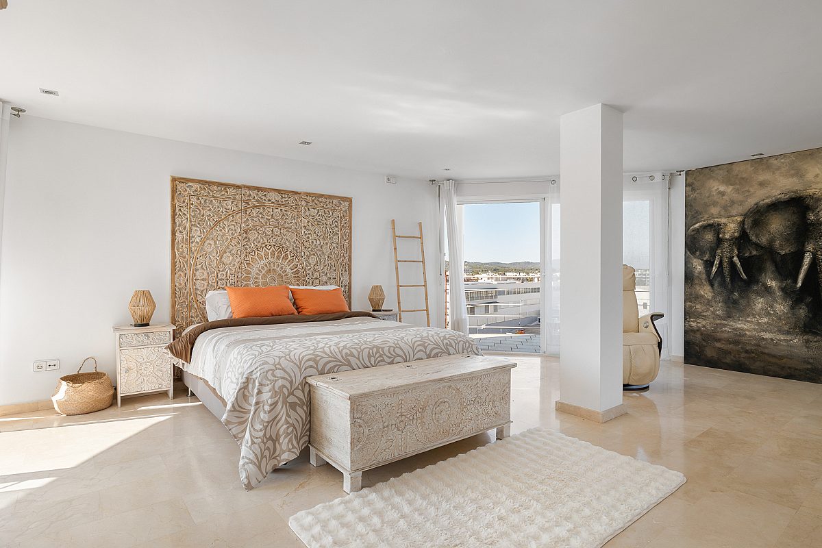 Duplex penthouse offering full-circle views in town - 9