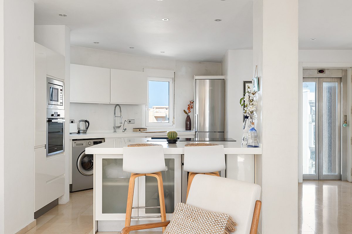Duplex penthouse offering full-circle views in town - 16