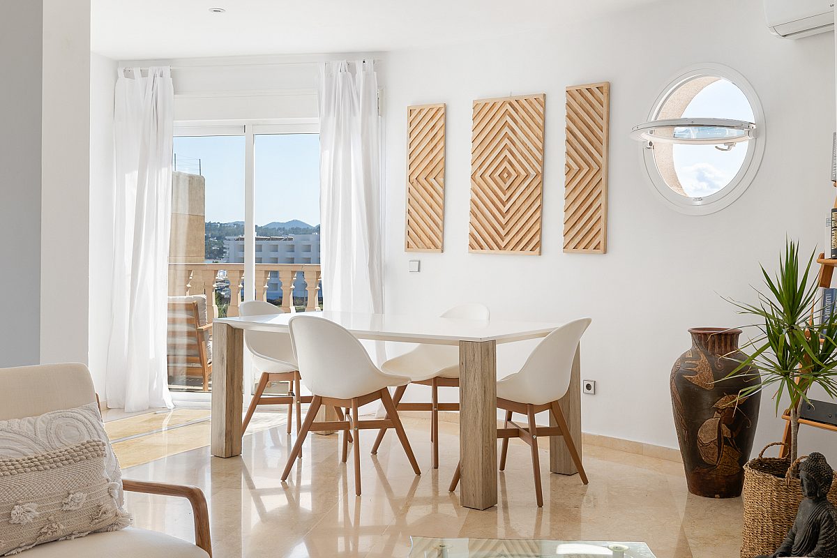 Duplex penthouse offering full-circle views in town - 15