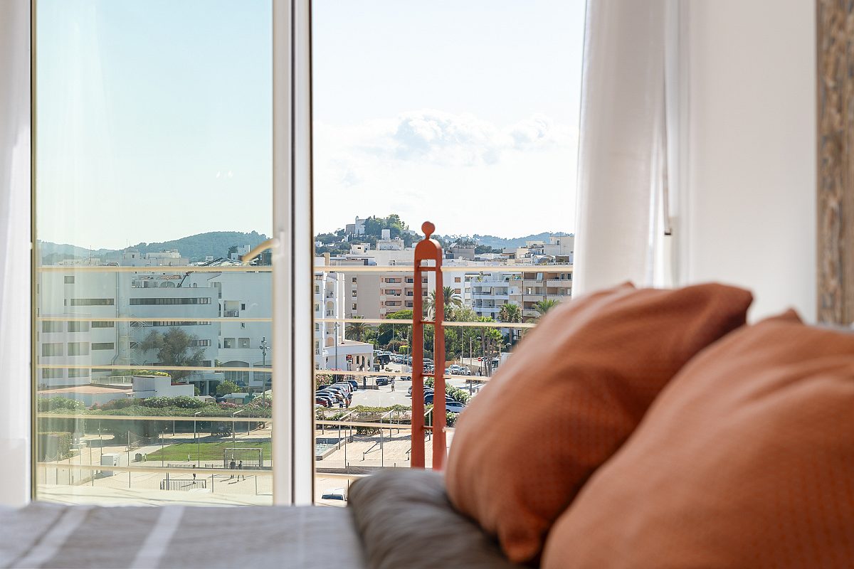 Duplex penthouse offering full-circle views in town - 19