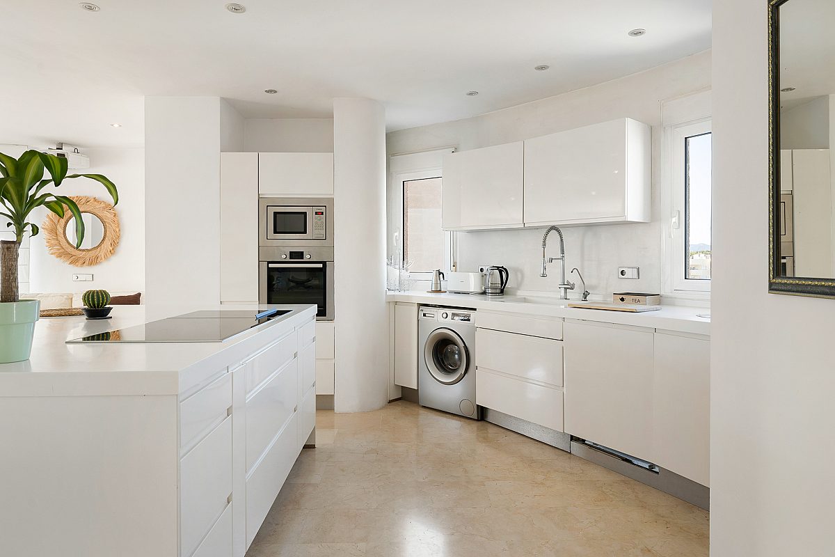Duplex penthouse offering full-circle views in town - 17