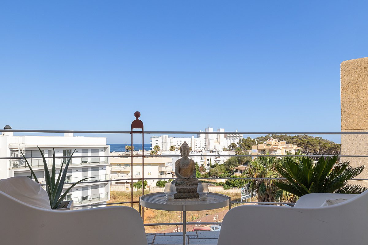 Duplex penthouse offering full-circle views in town - 20