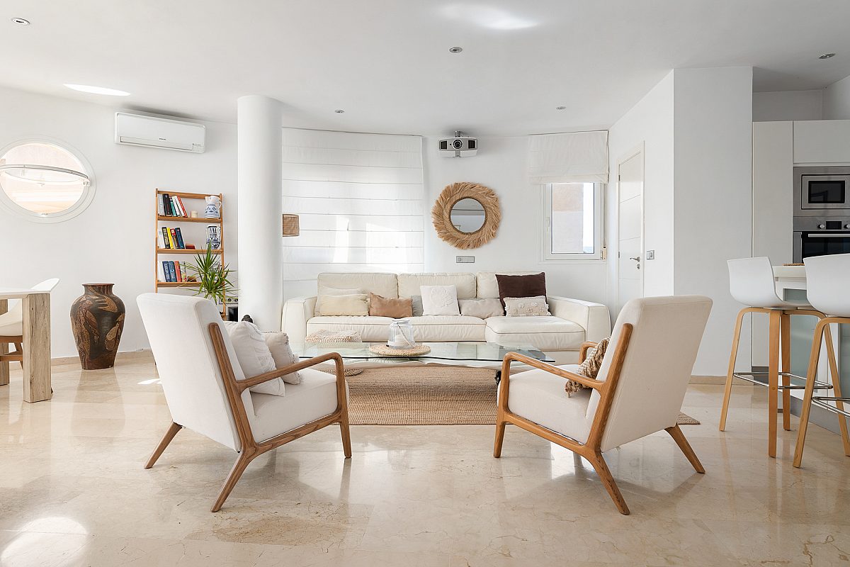 Duplex penthouse offering full-circle views in town - 18