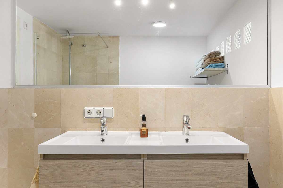 Duplex penthouse offering full-circle views in town - 10