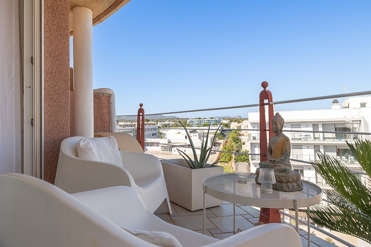 Duplex penthouse offering full-circle views in town - 4