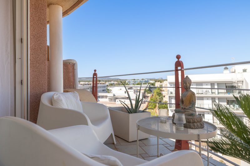 Duplex penthouse offering full-circle views in town - 4