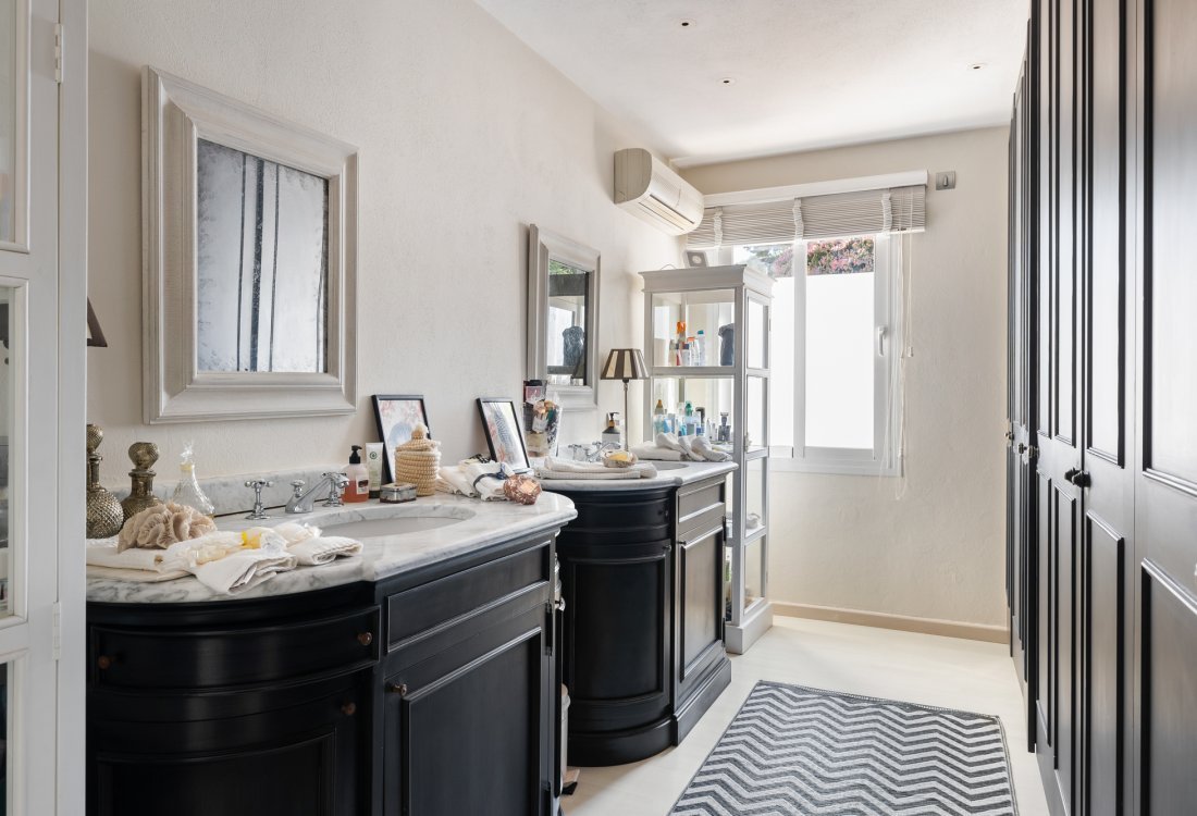Wohnliche mediterrane Villa mit offenem Blick - 11