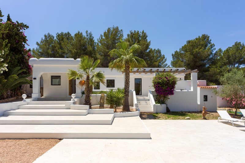 Villa renovada rodeada de naturaleza y cerca de la ciudad - 1