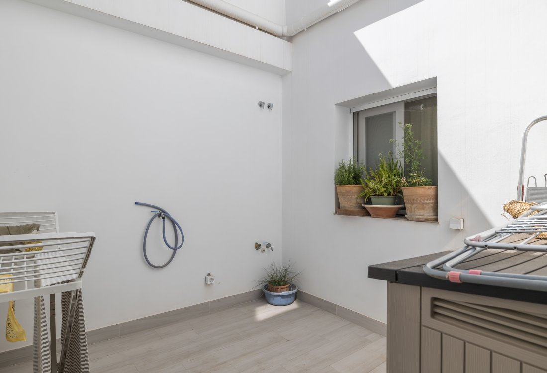 Elegant penthouse with contemporary design and private roof terrace - 34