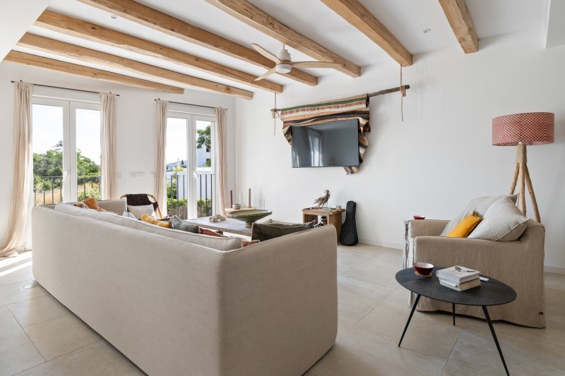 Elegant penthouse with contemporary design and private roof terrace - 4