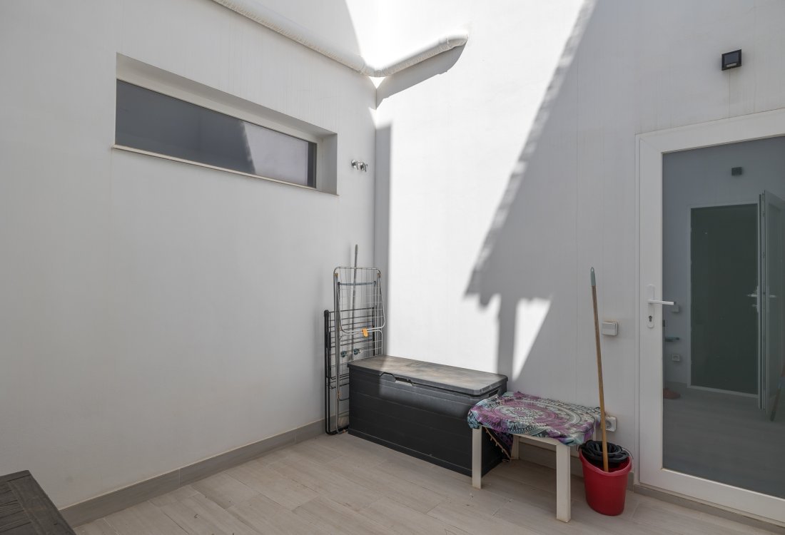 Elegant penthouse with contemporary design and private roof terrace - 36