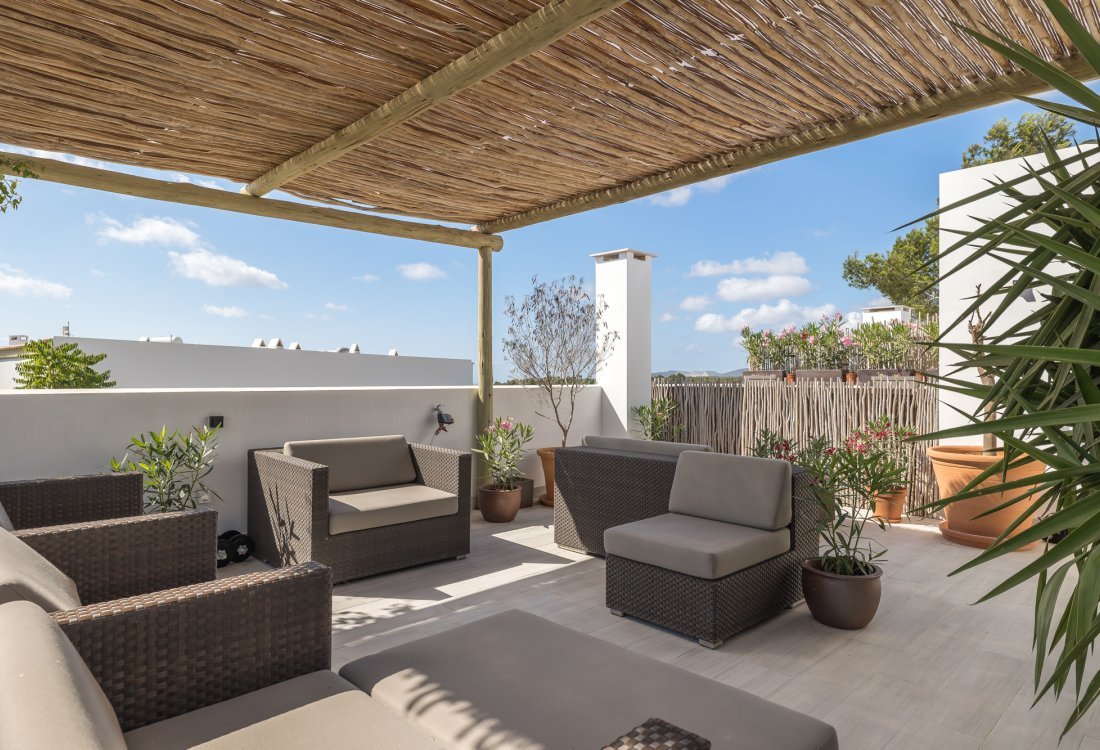 Elegant penthouse with contemporary design and private roof terrace - 42