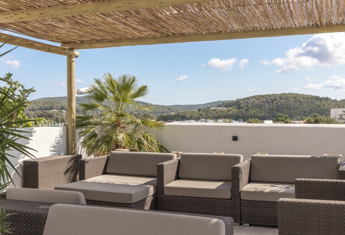 Elegant penthouse with contemporary design and private roof terrace - 4