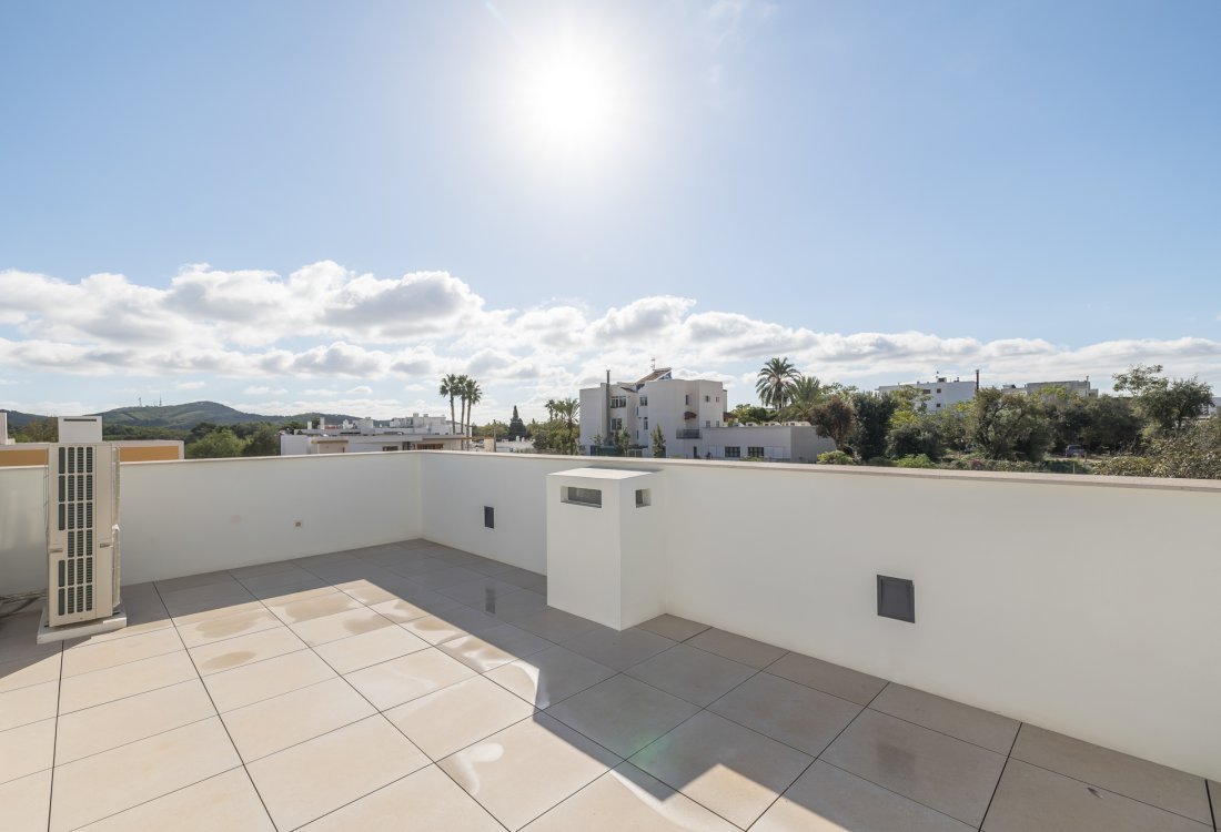 New built house in sought after location - 22