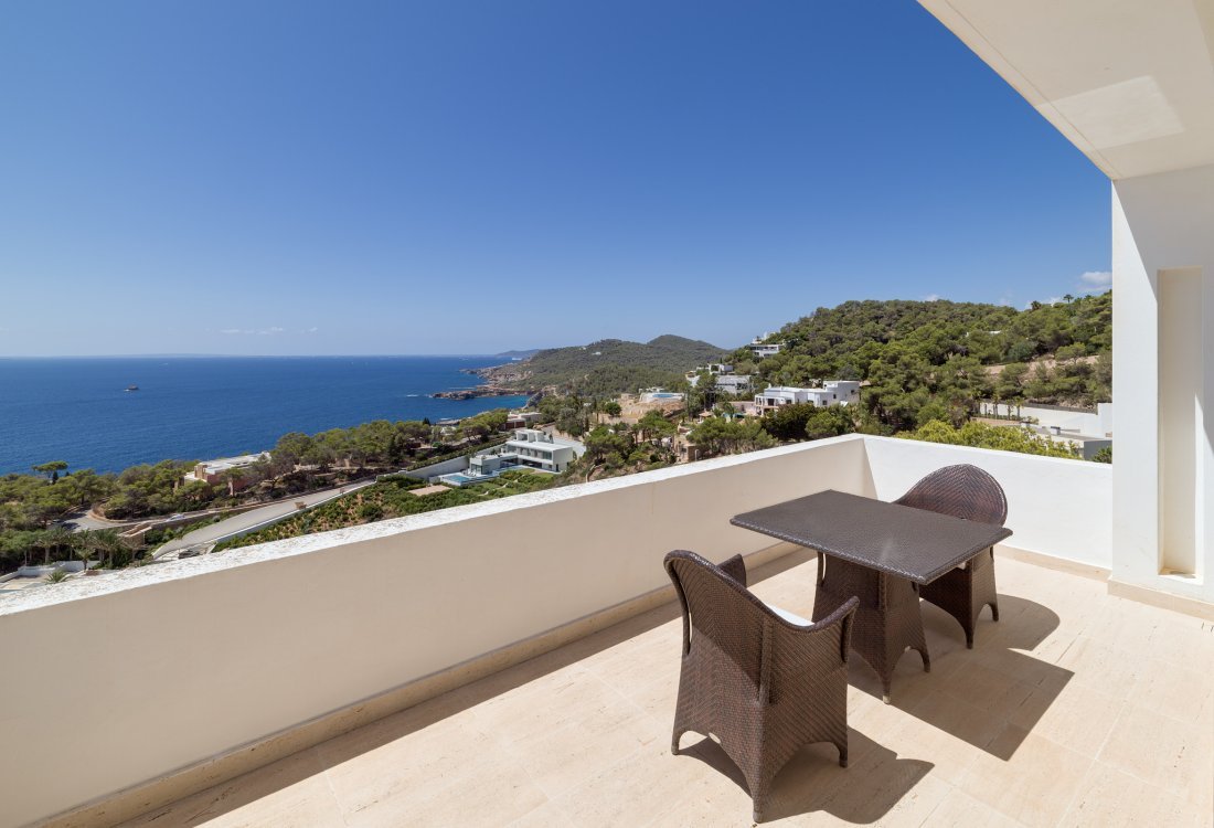 Contemporary villa with separate guest house - 29