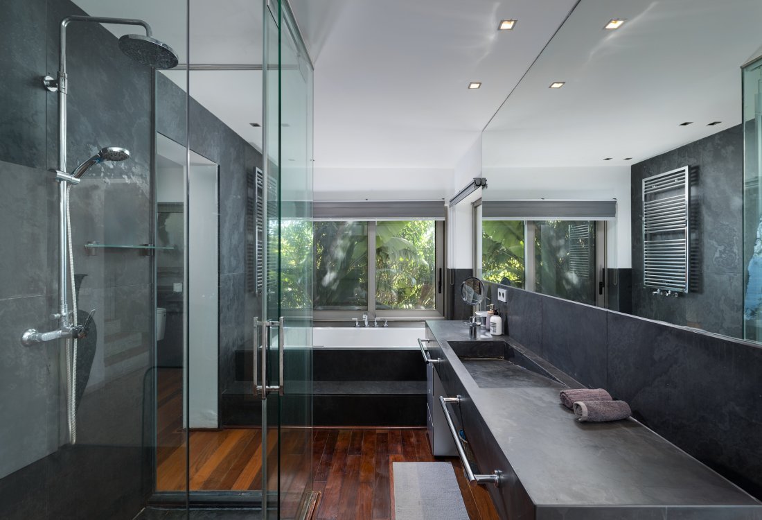 Contemporary villa with separate guest house - 16