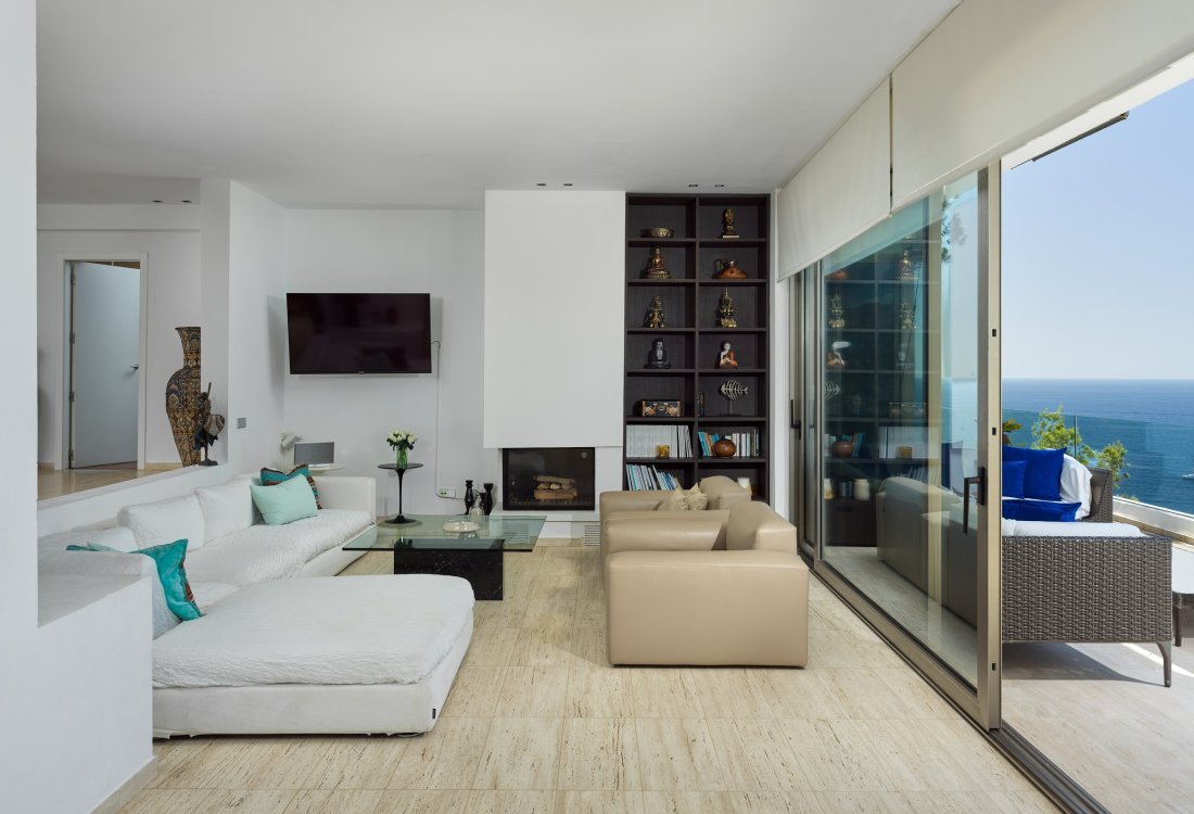 Contemporary villa with separate guest house - 9