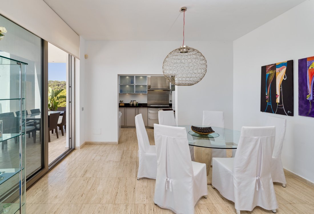 Contemporary villa with separate guest house - 13