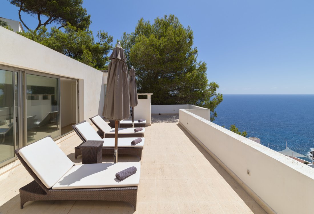 Contemporary villa with separate guest house - 27