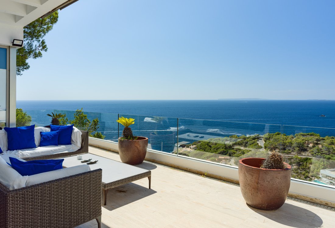 Contemporary villa with separate guest house - 3