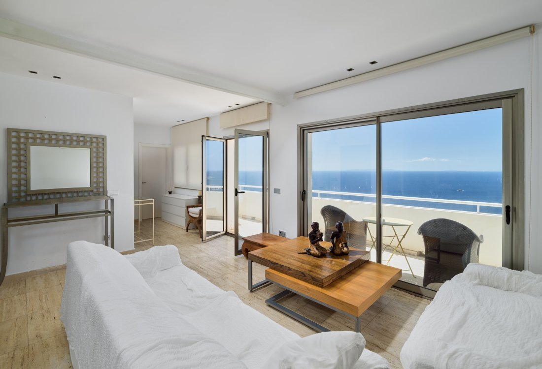 Contemporary villa with separate guest house - 35