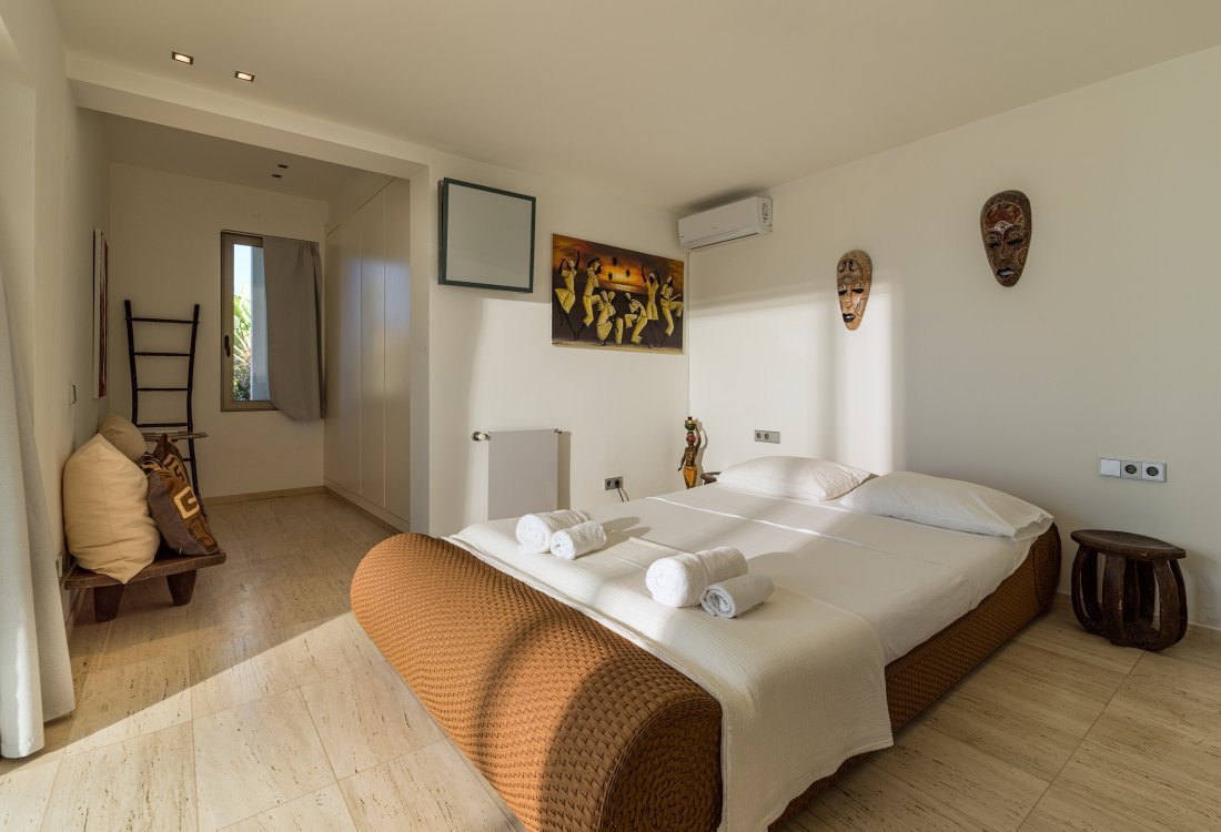 Contemporary villa with separate guest house - 25