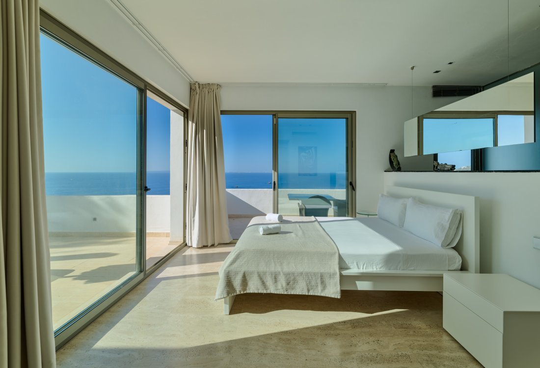Contemporary villa with separate guest house - 7