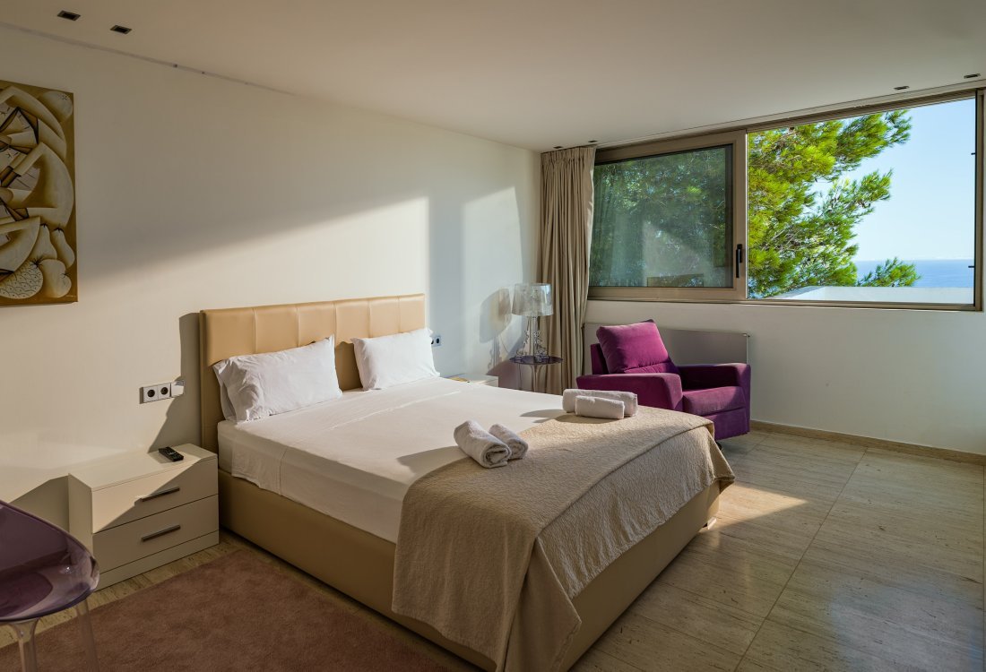 Contemporary villa with separate guest house - 18