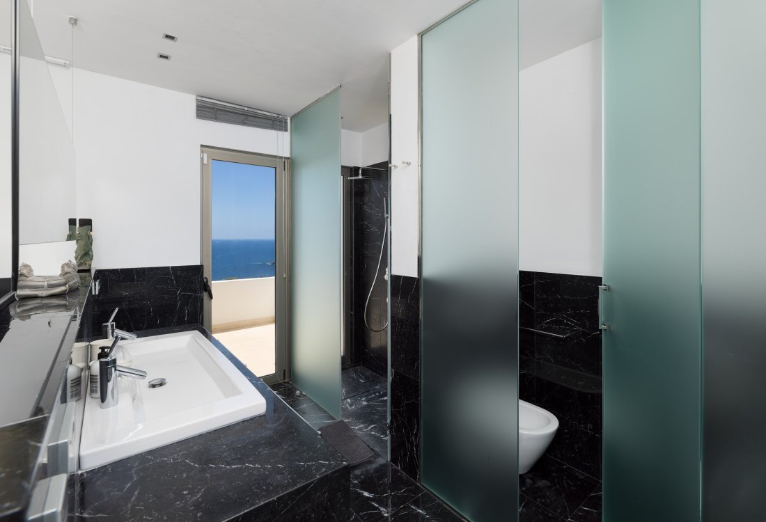 Contemporary villa with separate guest house - 23