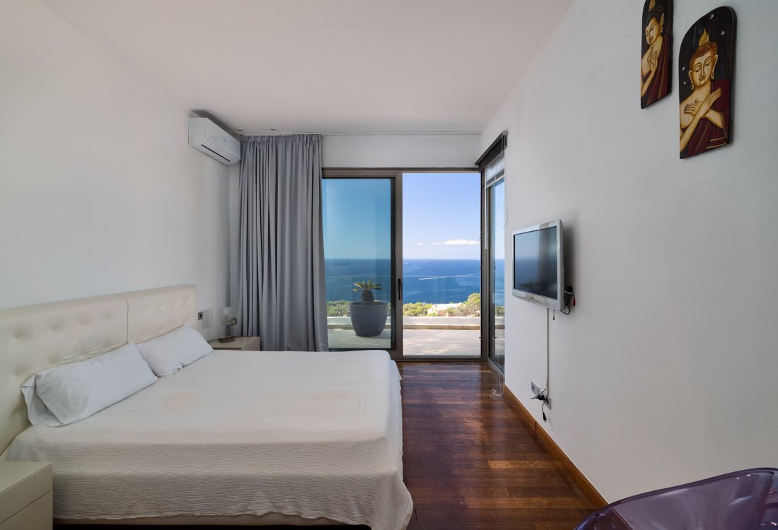 Contemporary villa with separate guest house - 15