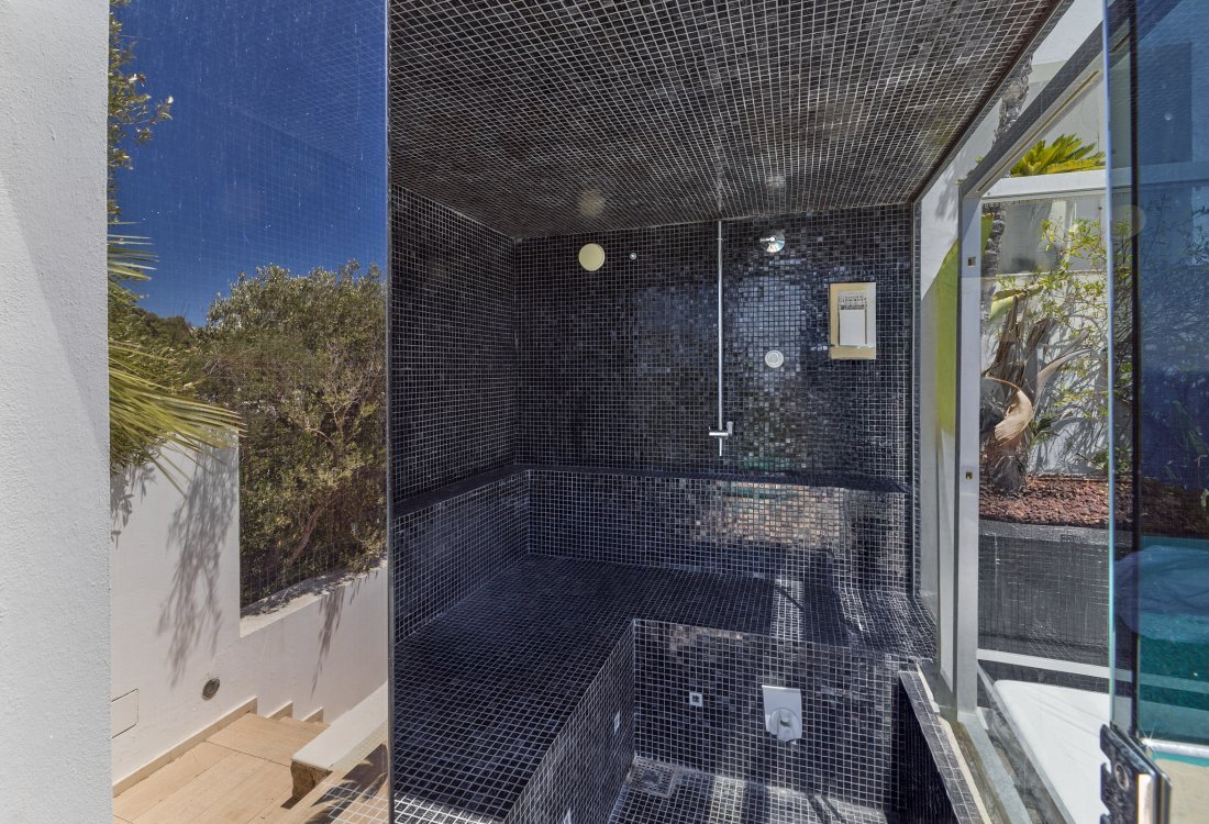 Contemporary villa with separate guest house - 39