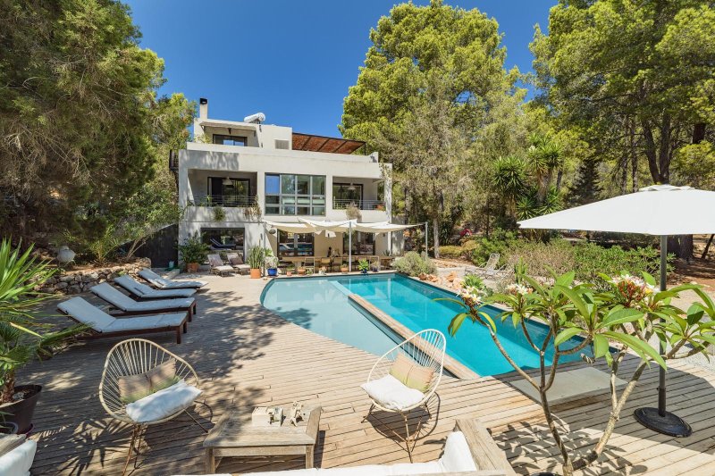 Idyllic hideaway in the hills - 2