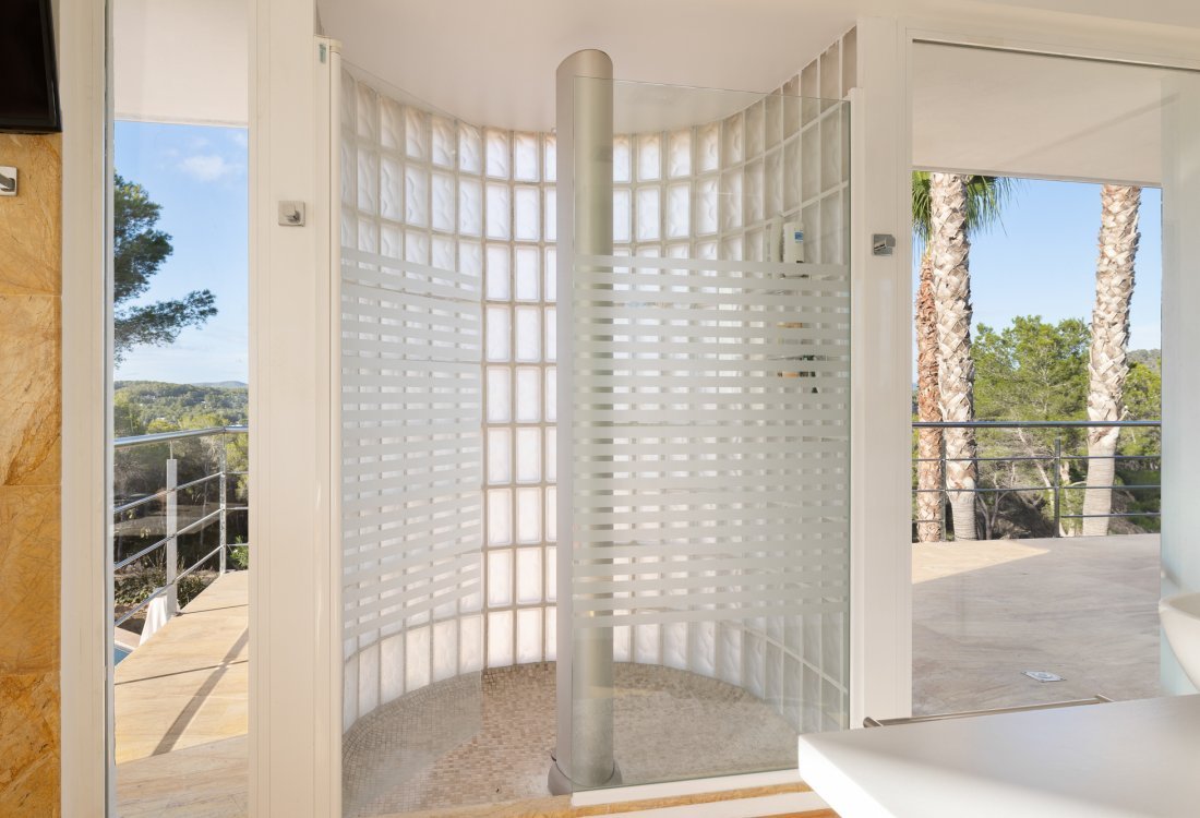 Beverly Hills-style villa in a private setting - 16