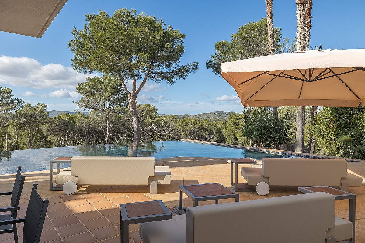 Beverly Hills-style villa in a private setting - 23
