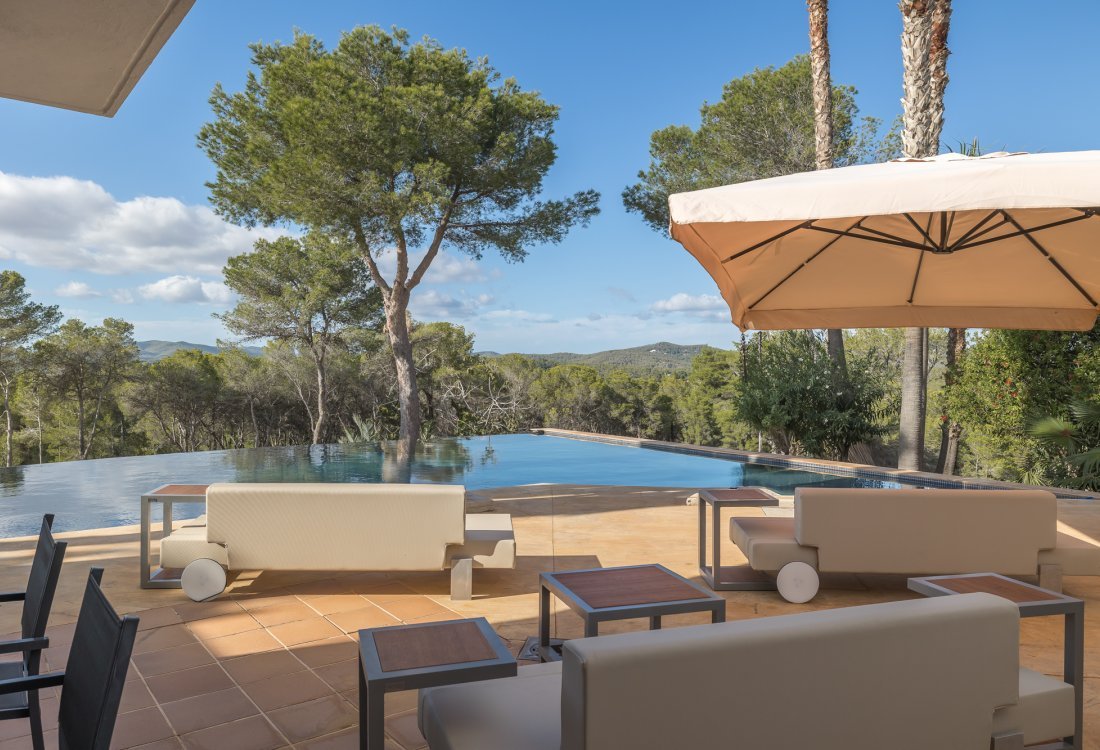 Beverly Hills-style villa in a private setting - 23